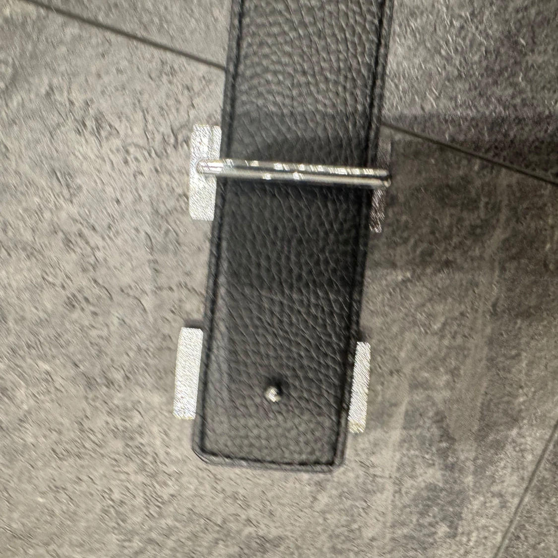 Svart skärp med H-spännee  - 3