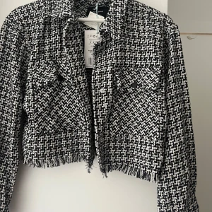 Jacka rutigt mönster - Croppad jättefin jacka men har tyvärr inte kommit till användning, prislapp kvar 😇