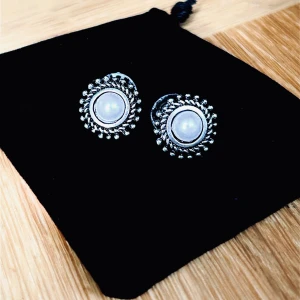 Fina vintage-örhängen med pärlor! - Fina vintage-örhängen i antikmetall med pärlor. Mått: 2 x 2 cm. I nyskick!