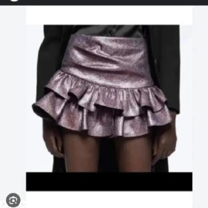Glittrig volangkjol i lila metallic - Supersnygg kort kjol från Zara!! Super fint skick, nästan aldrig använt. 