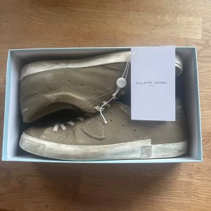 Philippe Model PRSX Low sneakers militärgrön - Säljer mina äkta Philippe Models i storlek 45 (passar även 44). Skorna är varsamt använda och är i väldigt bra skick. Hör av dig vid minsta fundering eller om du vill ha fler bilder! Bor i Stockholm.