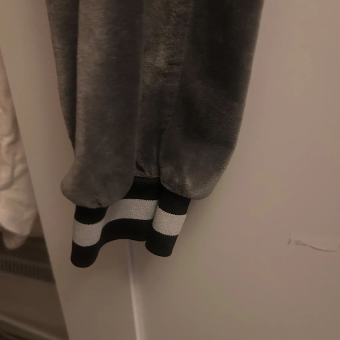 Grå mjukisbyxor från Boohoo - 3