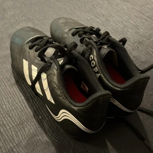 Adidas Copa svartvita fotbollsskor - Svarta Adidas Copa fotbollsskor med klassiska vita ränder och snörning. Nya knappt använda!