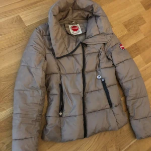 Colmar jacka - Säljer Colmar-jacka! Jackan är gammal så den har en del defekter.➡️Bild 4&5:det finns några trådbitar som sticker ut över hela jackan, men jag tog bara bilder på de mest synliga Bild 6&7:detfinns ett hål i båda fickorna så när du stoppar handen i fickan kan du se och känna ett litet hål i slutet av hörnet men annars syns det inte för någon!(på bilden vände jag fickan ut och in!)Bild 8&9:i vardera ärmen nära axeln börjar sömmen lossna lite, vilket börjar bilda ett litet hål där. Kan diskutera pris