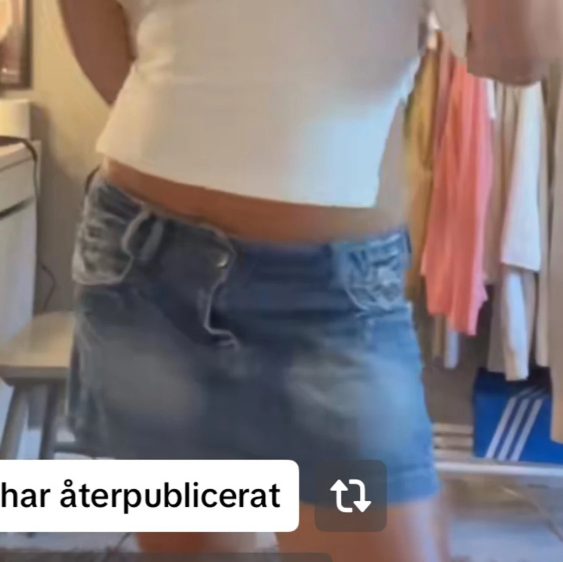 Blå jeanskjol med fina detaljer - 3