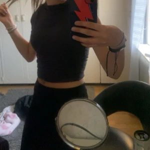 GinaTricot sett - Jag säljer detta super fina settet från GinaTrico! En lång figursydd kjol, och en super fin figursydd topp till. Så bekvämt och passar verkligen till alla tillfällen.💞😊
