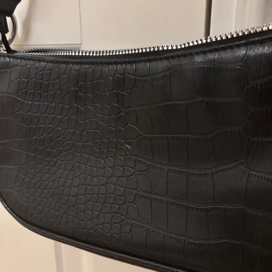 Svart axelväska i croco-imitation - 1
