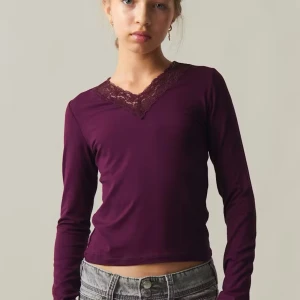 Vinröd  långärmad topp med spets - Säljer en snygg vinröd långärmad topp ifrån ginatricot!❤️ ligger bara i garderoben och får ingen användning av den! Slutsåld🫶🏼 är en liknande variant av intermissmi tröjor💕 storlek 146/152 men passar xxs/xs❣️ 