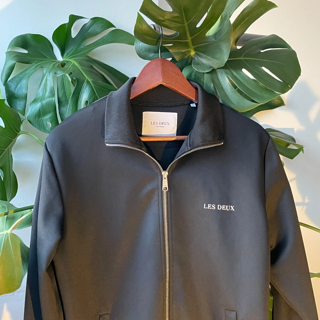 Svart tröja från Les Deux med dragkedja - 1