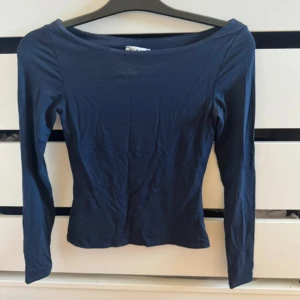 Mörkblå långärmad topp - En enkel och stilren mörkblå långärmad topp med rundad halsringning. Tunn och mjuk i materialet, sitter snyggt och figurnära! Kolla gärna mina andra annonser!🩷🩷xxs/xs 