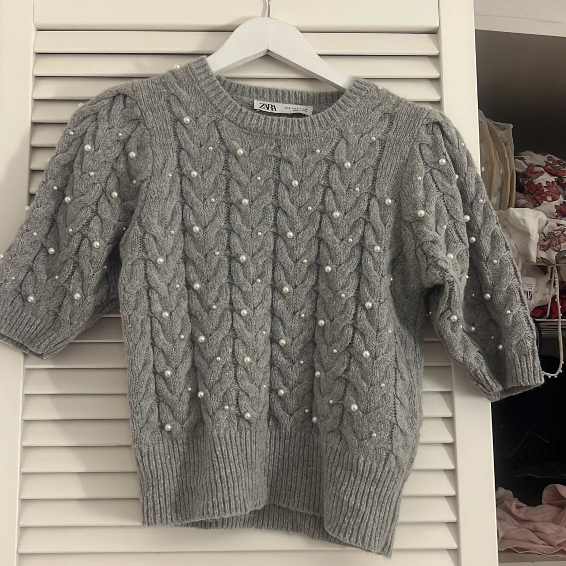 Grå stickad tröja med pärlor från Zara