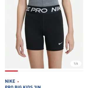 Nike pro shorts - Nike pro träningsshorts i strl L/146-156💕 En bit av loggan har gått bort, se bild 2/3 men är i bra skick! Nypris: 280 kr☺️