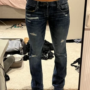 Snygga bootcut jeans med revor - Såå snygga Abercrombie jeans med revor. Köpte på Vinted för ca 550kr men säljer då de inte riktigt passade mig. Måtten finns på bild 3-4. Skriv om andra frågor!🩷🩷