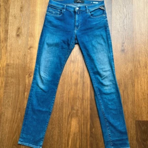 Blå jeans från Replay - Snygga blå jeans från Replay i modellen VIVY. Jeansen har klassisk femficksdesign, normalhög midja. Materialet är stretchigt jeans för extra komfort och passform. Längd 103 cm, bredd 41 cm. Fraktar oftast samma dag!