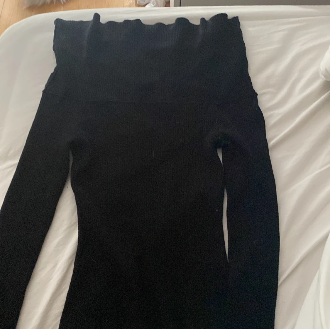 Svart offshoulder ribbad stickad topp i storlek s  - 1