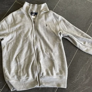 Ralph lauren zip tröja - Ralph lauren, pima-cotton, zip-up sweatshirt. Tröjan är nästan nyskick!