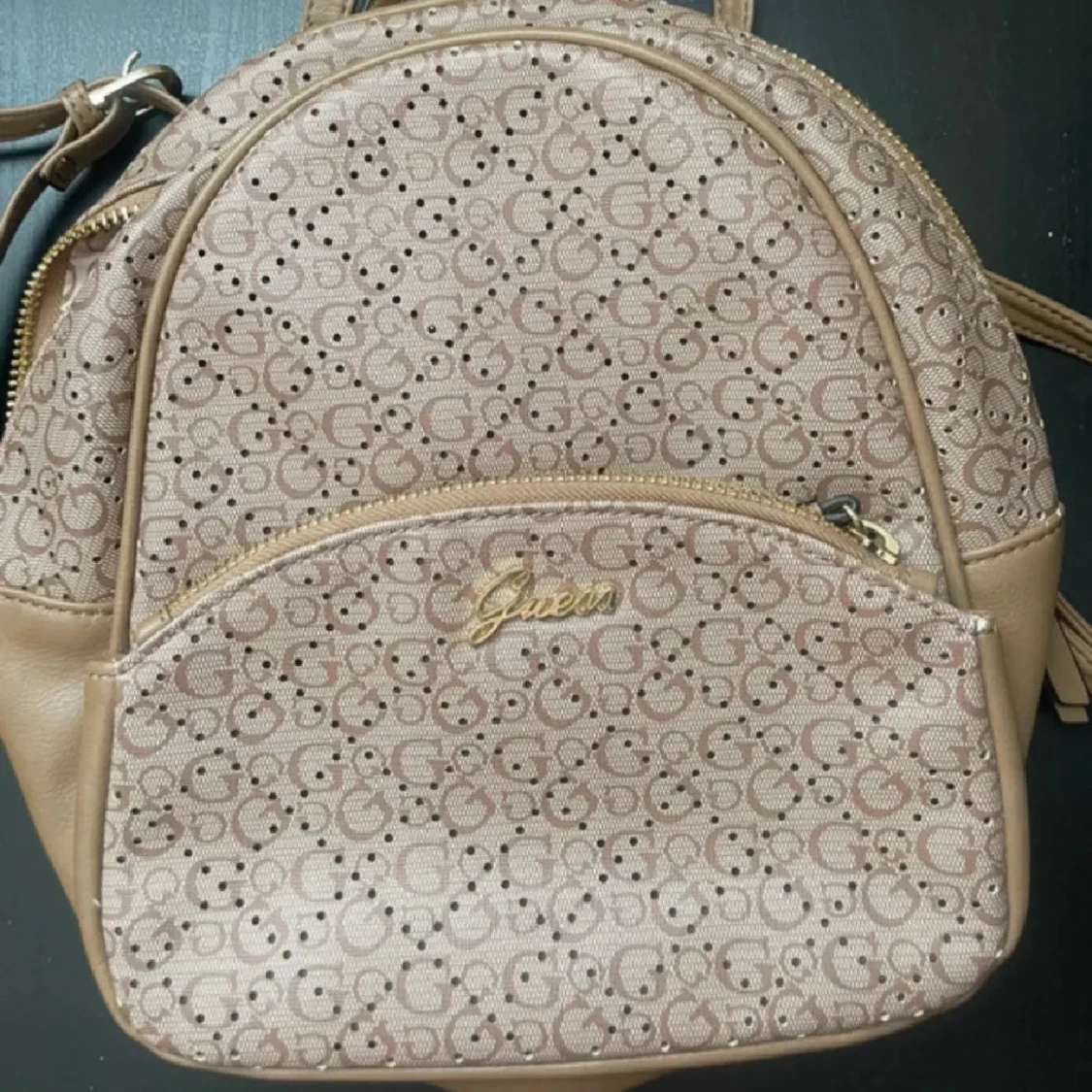 Guess latte logo ryggsäck 34 cm