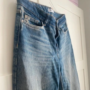 Jeans - Blå jeans från Zara i oversize passform. Detaljer vid slutet på benen. Välanvända.