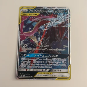 Greninja & Zoroark GX Tag Team (Japanskt) - Cool japansk Pokémon GX-kort med Greninja och Zoroark i en episk TAG TEAM. Perfekt för samlare och fans av Pokémon TCG! Holografisk yta och snygg design gör detta till ett måste för unga Pokémon-entusiaster. Kortet är i Fanyastiskt skick då jag hade gett det en 9.3/10, Ifall ni har några frågor är det bara att höra av er, ifall ni är intresserade av pokemon kort kolla gärna mer på min profil!