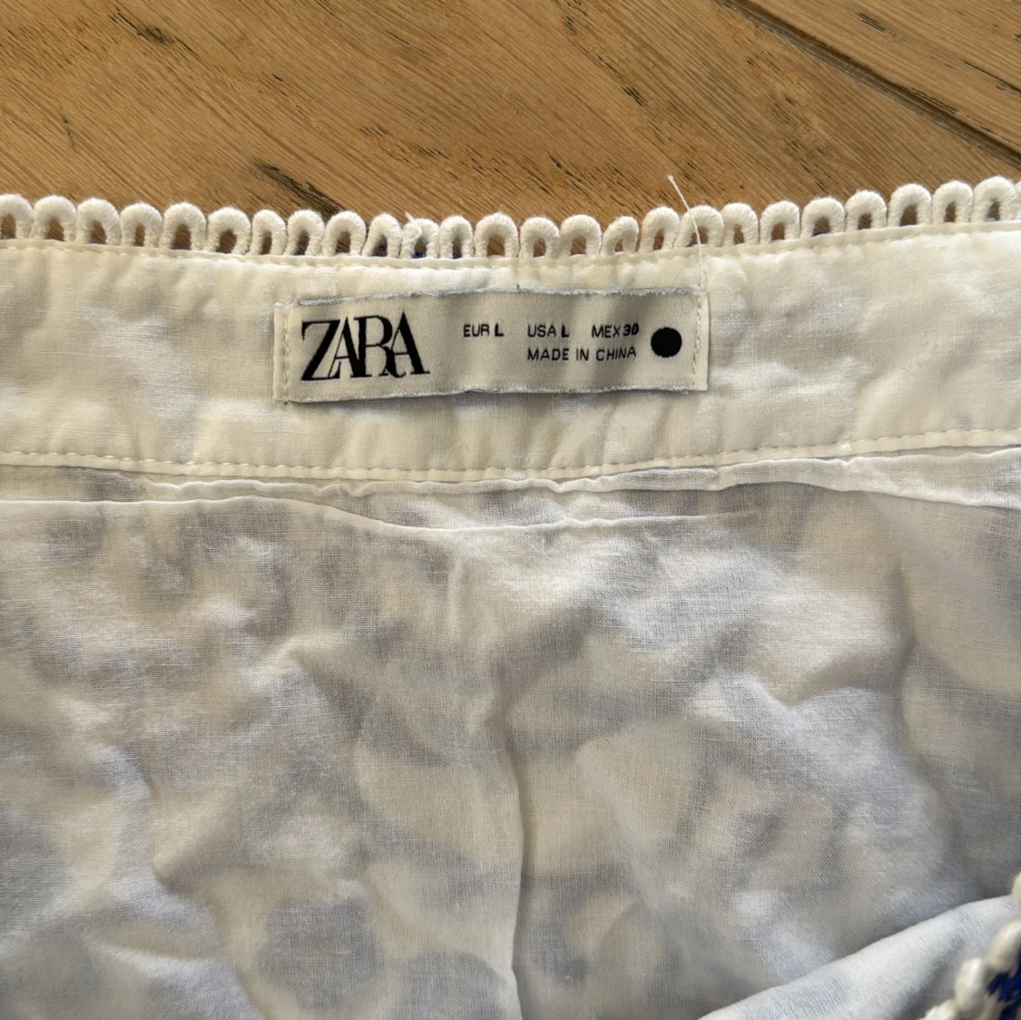 Vit och blå broderad kjol från Zara - 2