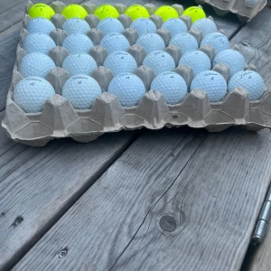 Titleist Pro V1 Golfbollar välj antal - Snygga Titleist Pro V1 golfbollar, både vita och gula, perfekta för dig som vill ta ditt golfspel till nästa nivå. Passar både nybörjare och erfarna spelare som vill ha kvalitet på banan. Säljs i praktisk förpackning.