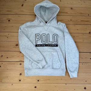Ralph Lauren Hoodie  - Säljer nu denna sjukt populära och eftertraktade hoodie från Ralph Lauren | Hoodien är i nyskick utan några defekter | enbart tröja tillkommer vid köp 