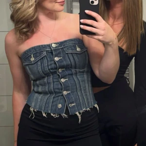 Jeans korsett från Zara - En blå jeans korsett från Zara i storlek S💕