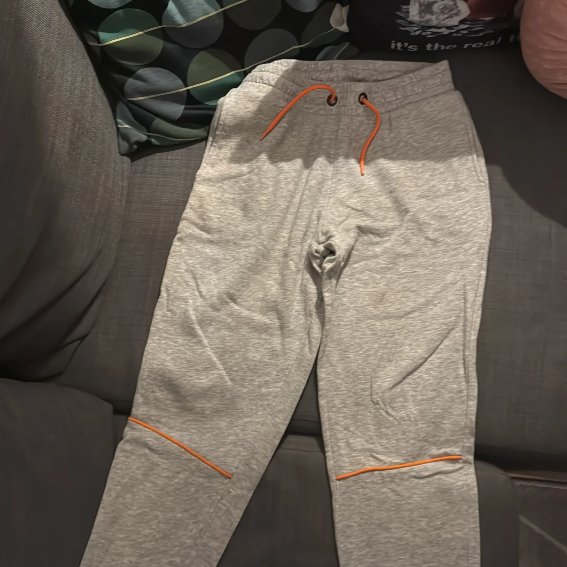 Grå mjukisbyxor med orange snören