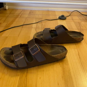 Bruna sandaler från Birkenstock - Slitna birkenstocks men funkar bra det bara att det syns där bak att det sönder