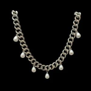 Silverhalsband med pärldroppar - Chunky silverfärgat halsband med stora länkar och sju hängande droppformade pärlor. Ger en cool och trendig vibe med en touch av elegans. Perfekt för att lyfta vilken outfit som helst. Köpt på Karlaplan loppis för 250kr. Endast andvänd 1 gång💞