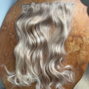  löshår clips blond  -  clips 50 cm Färgen är en mix av ljusblonda och askblonda toner som ger ett fräscht och naturligt intryck. Perfekt för dig som vill ha längre och fylligare hår på nolltid. Oklart om håret är äkta eller inte 