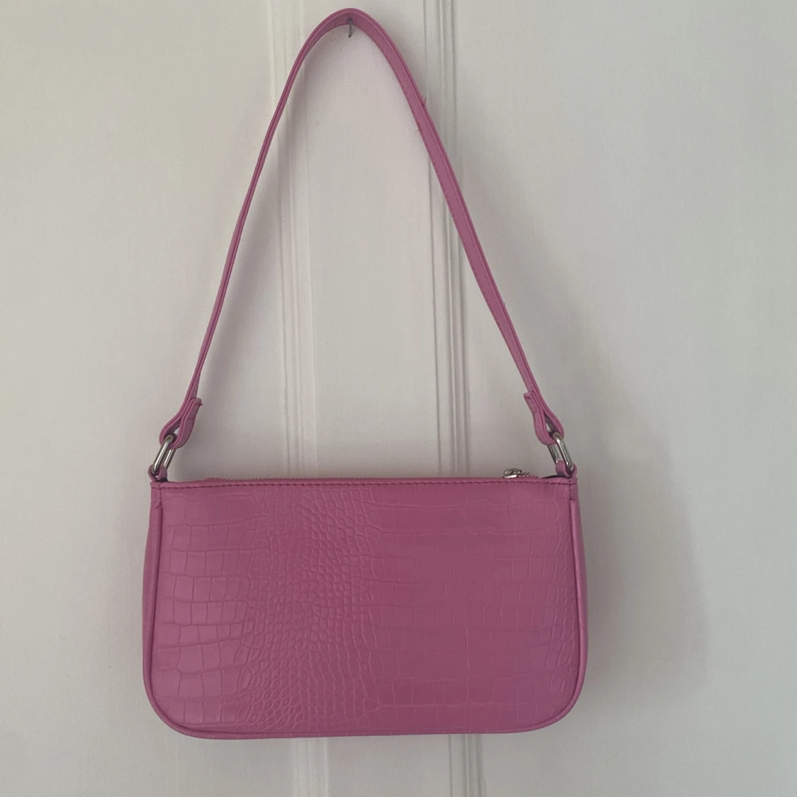 Rosa axelväska i croco-imitation