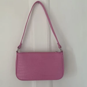 Rosa axelväska i croco-imitation - En rosa fin handväska med stora fack och lätt att bära på (okäntmärke)