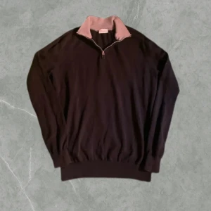 Svart half zip från John Henric  - Snygg svart halfzip från John Henric. Perfekt för en stilren look. Tröjan har en klassisk design med ribbade muddar vid ärmslut och nederkant. Den är i väldigt fint skick och i storlek M. 