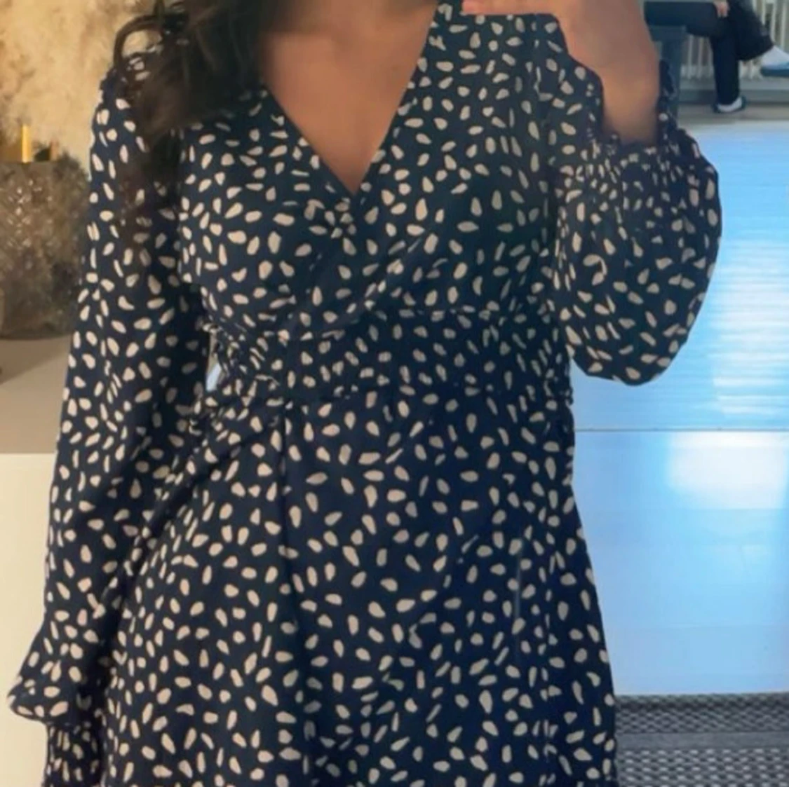 Mörkblå omlottklänning med mönster