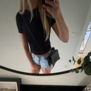 Väska - Säljer en svart väska aldrig andvänd