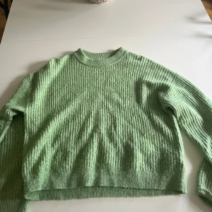 Grön ribbstickad kofta från H&M XS - Mysig ljusgrön ribbstickad kofta från H&M i storlek XS. Köpt för längesedan, inga defekter på varan. Vet ej nypris💞