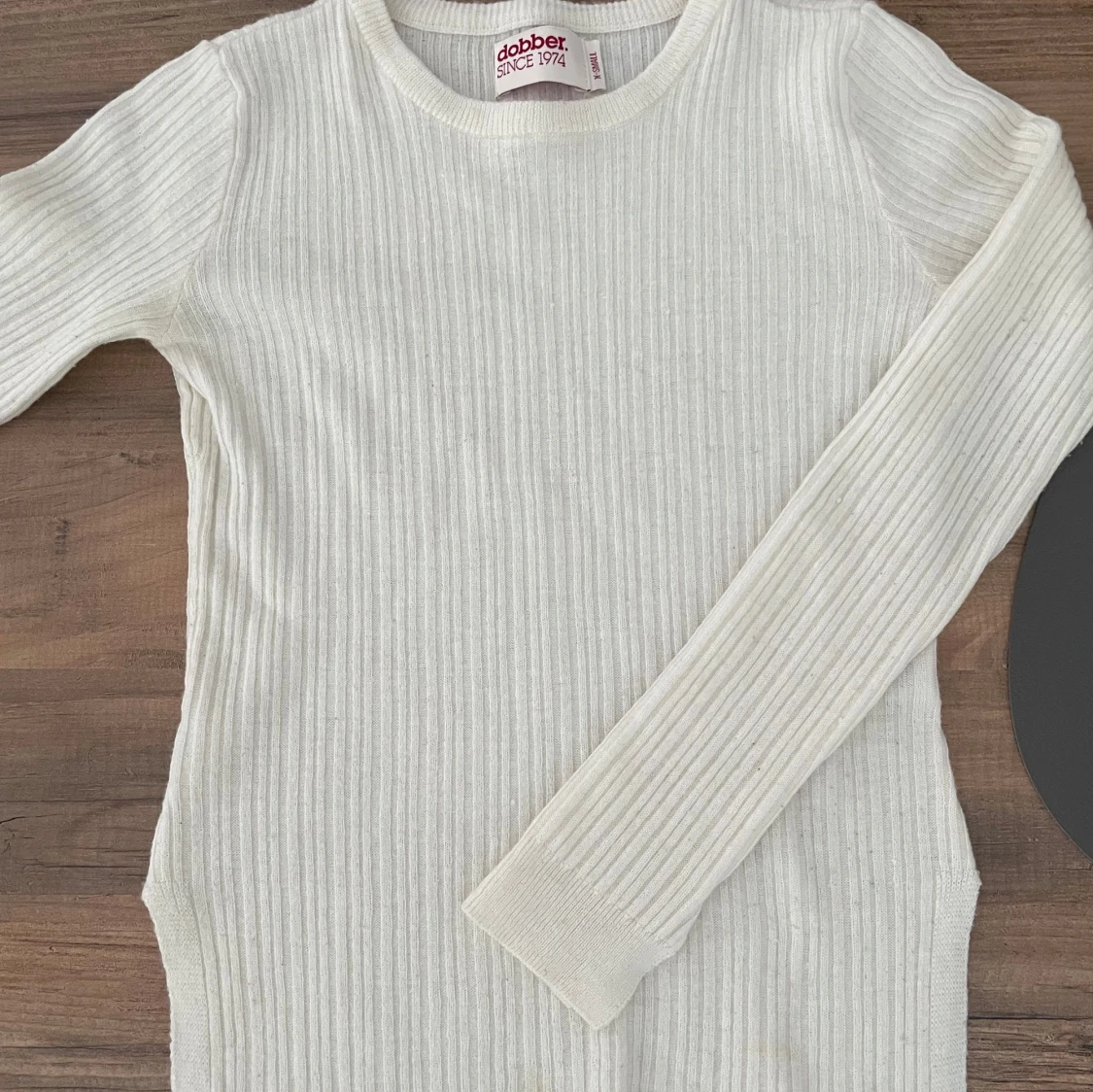 Vit ribbad stickad tröja från Dobber