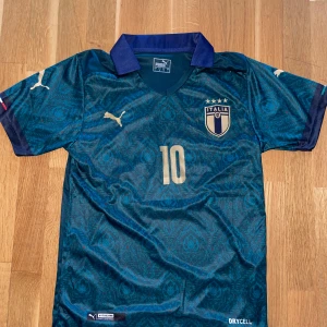 Italien insigne 10 storlek S - Storlek S. Fin replika. Helt ny och oanvänd. Pris: 349:-. Skickas direk inom 24h