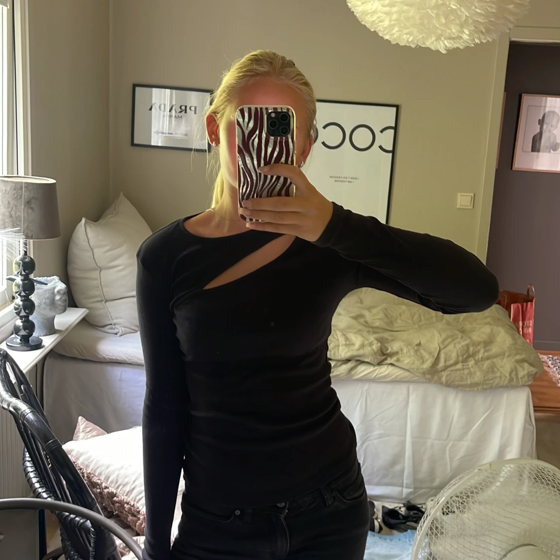 Svart långärmad topp med cut out