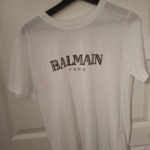 Balmain T shirt - Balmain t shirt i storlek L passar även M, använd fåtal gånger, pris går att diskutera vid snabb affär
