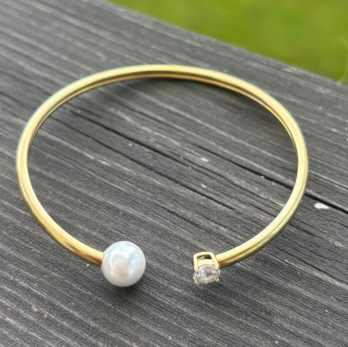 Guldfärgat armband med pärla och sten - 1