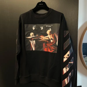 Off-White sweatshirt Caravaggio  - Riktigt stilig sweatshirt från Off White med röt Caravaggio tryck på ryggen, armarna och bröstet. Den är storlek S. Hör av er om ni har frågor eller funderingar.