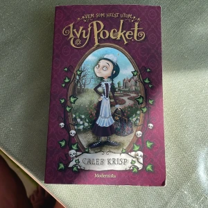 Vem som helst utom Ivy Pocket - Följ Ivy Pocket, en kaotisk och självsäker hjältinna, på ett galet äventyr fyllt av humor, mysterier och oväntade vändningar. Perfekt för dig som gillar knasiga karaktärer, spännande miljöer och en berättelse som bjuder på både skratt och dramatik.