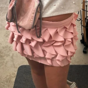 Rosa volang kjol  - Så fin rosa volang kjol 🩷🩷🩷 perfekt till alla outfits 