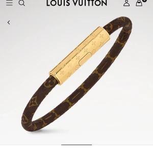 Louis Vuitton brunt armband med guld - Snyggt armband från Louis Vuitton i brunt med klassiskt monogrammönster och ett elegant guldfärgat spänne. Armbandet har en tunn, rund form och är tillverkat i skinn med exklusiva detaljer som ger en lyxig känsla. Pris kan diskuteras väldigt bra skick använt väldigt få gånger.