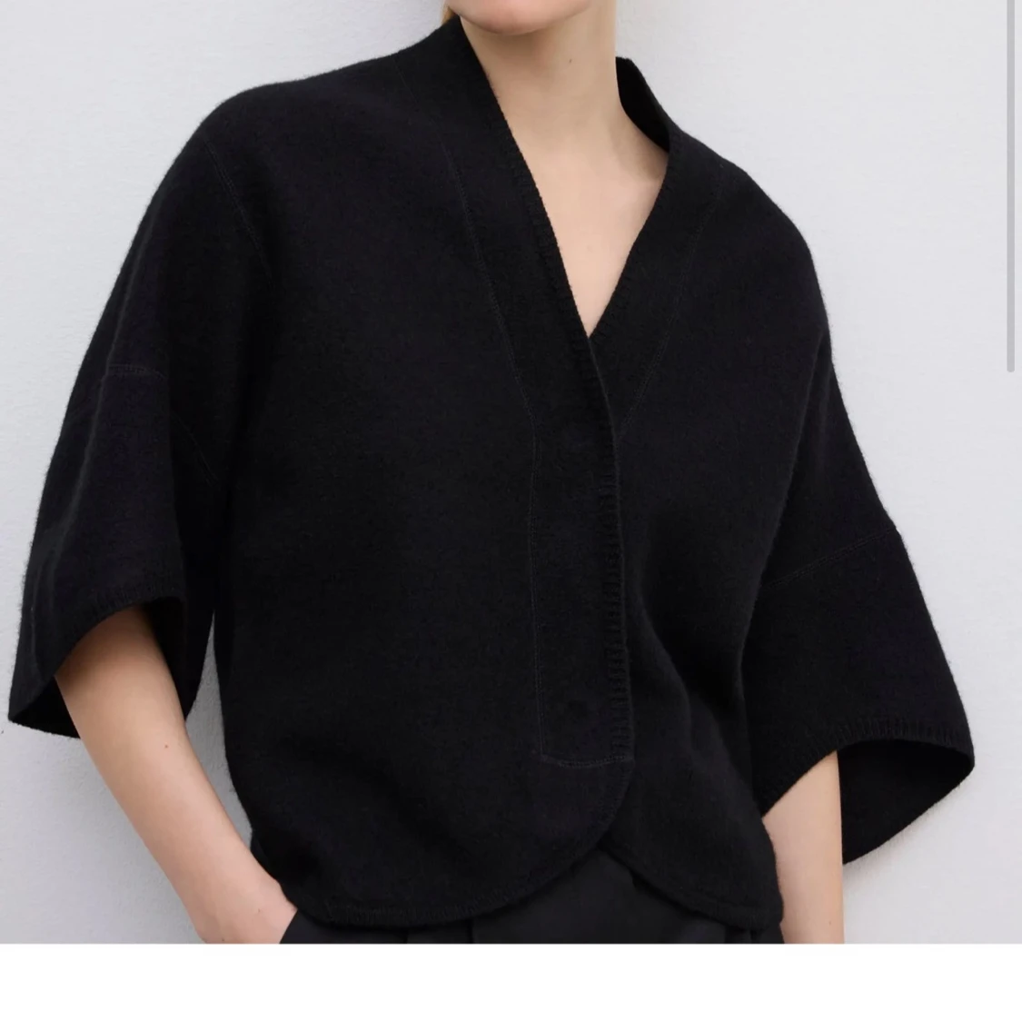 JAG SÖKER DAGMAR KOFTA : Svart stickad kofta med v-ringning