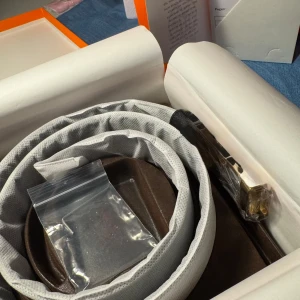 Svart skärp med guldfärgat spänne - Säljer ett svart bälte i skinn med ett riktigt maffigt guldfärgat spänne. Spännet har snygga detaljer och bältet har en stilren struktur. Perfekt accessoar för att lyfta vilken outfit som helst.