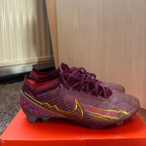 Nike mercurial vapor  - Säljer mina använda Nike fotbollsskor pågrund av att de blivit för små för mig. 6,5/10 skick. Bara höra av dig vid fler frågor.
