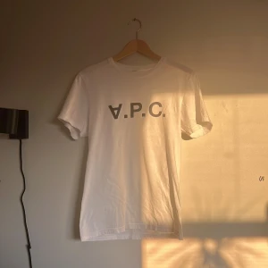 A.P.C t shirt - Riktigt fet och eftertraktad A.P.C t shirt i mycket bra skick! Är lite osäker på äktheten så därför är priset just nu på 399! nypris runt 1000kr. Storlek S. Tveka inte med att ställa frågor!